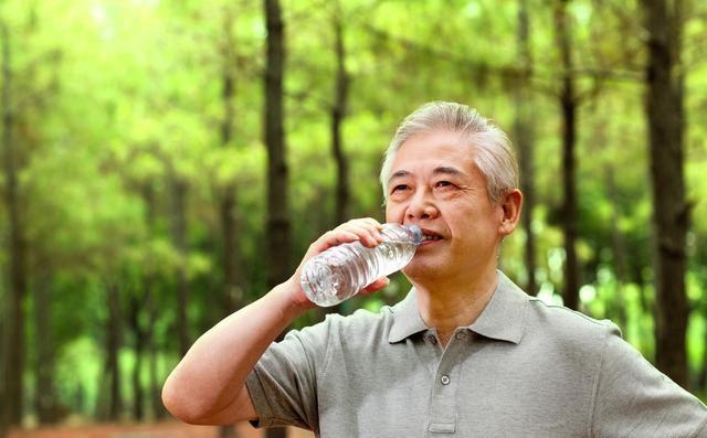 有些人不适合一次性大量饮水，尤其是高血压患者，可能致水中毒